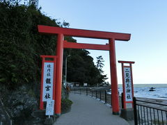 お土産屋さんから出て、海岸沿いにある神社を歩きながら、宿泊先を目指します。天気はいいのだけど…風が結構強い。