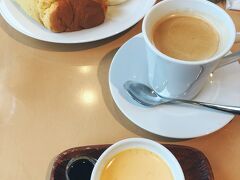 チェックインまで時間があるので、「鈴廣かまぼこの里」にあるカフェで
お茶することに。

シフォンケーキが人気らしい。ものすごいボリュームできました！
手前は私のプリン。