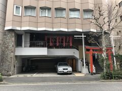 16：10　初音森神社　儀式殿
これで3回目の訪問です。今日は開いてるかな？？

というのも、ここ摂社なんです。
本社は隅田川対岸の墨田区千歳にあります。
もともとはこの場所にあった神社ですが、明暦の大火の後、関東郡代屋敷建設が決まり、神社は対岸に移転させられたのです。