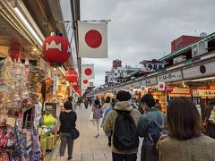 仲見世を通って浅草寺に向かいます。
祝日だけどあまり混んでいませんでした。
