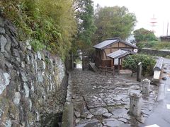 最初に訪れるのは番所の坂
上った所から振返って撮影
スタート地点は後ほど戻った時に写真を添付しますが
観光案内所があり
杵築観光まち歩きクーポンを販売しています　時間が十分ある方にはお薦めのクーポンです
食事・お土産・観光施設・宿泊で使えるクーポンは3,000円で5,000円分の利用が出来るお得なクーポンです　令和3年2月28日までの期間使えます
他に食事・お土産・宿泊・公共観光施設３ヶ所の入場券付きクーポンは当日限りですが1,000円で販売しています　これもお薦めです
着物に着替えての観光もお薦めです
着物姿で訪れると観光施設が無料で入れる施設もあります