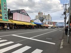 食後、地下鉄二十四軒駅で降りて中央卸売市場を覗いてみました。時間も遅かったので店を閉め始める時間で人通りも少なかったです。