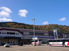 越後湯沢駅10時30分発のJR上越線で五日町駅に向かいます。