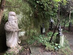 苔に覆われた先を見ると、七福神でしょうか？
ムラムラと好奇心が湧いて来て、足元を気にしながら進みます。