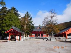 赤城神社です。
自然に囲まれていて、木々の緑と、空の青さと、赤い本殿で。
最高。