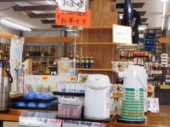 大沼湖畔をさらにお散歩していくと「レークセンター赤城」が。
お腹空いたので、お昼ご飯をこちらでいただくことに。
この昭和感、たまりません。