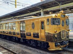 或る列車とかいうやつに遭遇！
金ピカでかっこいい！