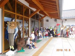 2日目になりました。
まず最初に向かったのは「くらぶち　小栗の里」
かかしがずらり。