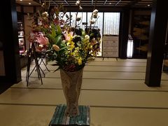 本日チェックアウトの日です。

玄関に飾られたお花をパチリ!!