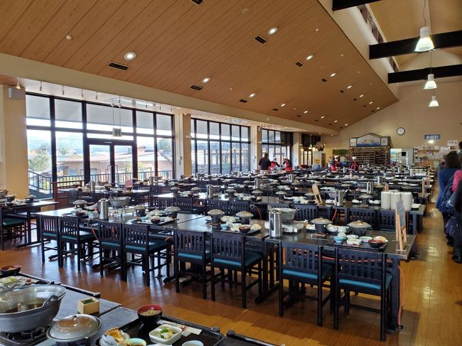 2階に上がったこちらで昼食をいただきます。