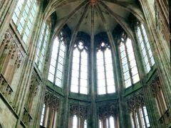 教会の内部。
ガラス窓から光が差し込んで、神秘的な雰囲気。