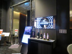 ホテル内のテイルウインドウで夕食です。