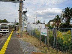 太海駅12時6分発、館山行きの電車に乗り込みます。