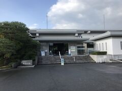 さて、やっと足立美術館。
荷物はさぎの湯荘で預かってくれます。
さぎの湯温泉に泊まると8時半から美術館には入れるというのに、ゆっくりして、9時過ぎにやっと行けた。