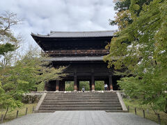 南禅寺につきました。

まだ色づいていない青紅葉が美しいです。

今回の京都は、もちろん紅葉には早すぎたので、色づいていないことはわかっていたものの、私は青紅葉が好きなんだと再認識した旅だったりします。