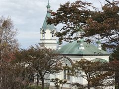 隣にはハリストス教会。
10時の鐘の音が大きく鳴り響きました。

礼拝の様子も見学できてとてもよい経験になりました。