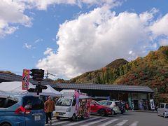 念願の草津へ出発！
車で渋川伊香保インターまでは順調だったのですが、インターでるところで少し渋滞。

草津はこのインターからが長い、、、。
それは20年前にいったときから思ってました。
これがなかなか気軽にいけない理由。
インター降りてから一時間以上かかるのは、
結構心のハードルが高いですよね。

途中下道も少し混みましたが、まあまあ順調。

まだ新しい道の駅八ッ場ダムで
トイレ休憩して進みます。