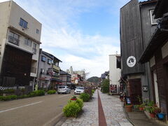 ゆげ街道という通りだそう。
天気の良い日曜日、結構賑やかでした！