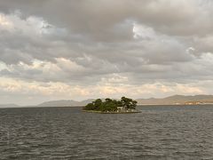 すっかり秋めいた景色の中を走っていくと宍道湖にぶつかりました。
ここからはホテルを目指して湖のほとりを北上していきます。
ちょっと走ると宍道湖唯一の島、嫁ヶ島が見えて来ました。