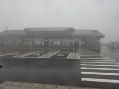 生憎、山頂は小雨で靄っていて、最悪です。