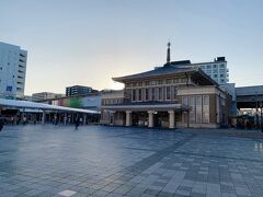 奈良駅横にある観光案内所は昭和９年に建てられた旧奈良駅舎なんだそうです。大きな建物でスタバも入っていました。