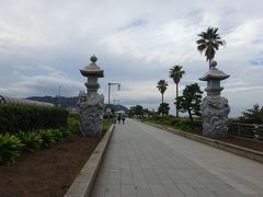 天気はいま１つですが、江の島弁天橋 龍燈が見えます。