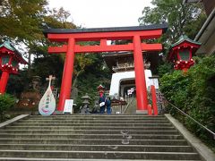 赤い鳥居現わる、かなり急な階段が続いています。