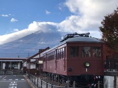 河口湖駅前に展示されている、旧富士山麓電気鉄道のモ１号越しの富士山。
ありゃりゃ富士山頂に雲が掛かってきました。