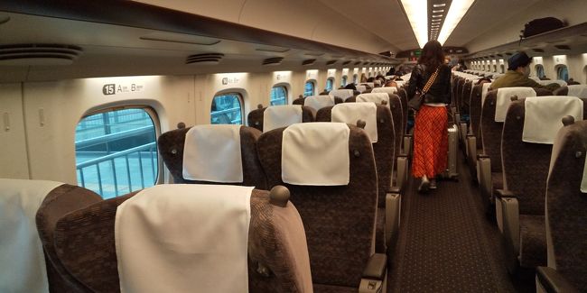 席近くに、団体のお客さんが座り、添乗員さんが、あいさつに回っています。<br />飛騨高山、白川郷、などに行くようです。