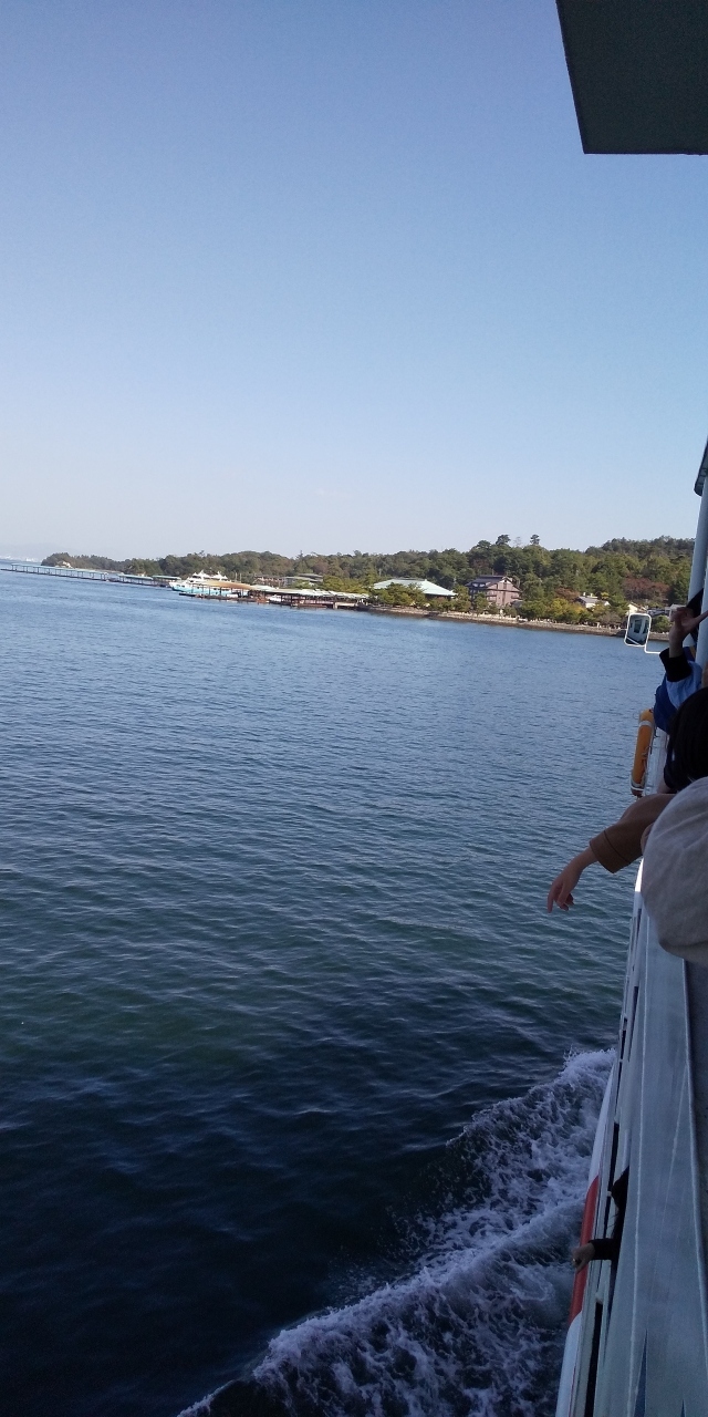 宮島はもうすぐ。約１０分間、乗っていました。