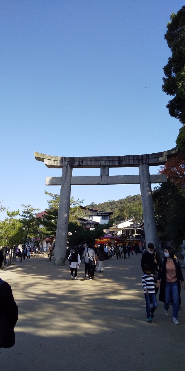 多くの人で賑わっています。<br />修学旅行の高校生グループをいくつか見ました。