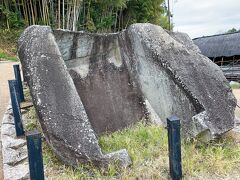 「鬼の雪隠」に到着しました。雪隠ってトイレ？

高松塚古墳からは５～６分くらいかな？途中から細い歩道みたいな坂道を登っていきます。課外学習の子供たちがたくさんいたので走行には十分気を付けて。

さて、すごく大きな石で、なんでここにあるの！？という感じですね。近くにある鬼の俎とセットにされていますが、鬼がまな板で旅人を料理して食べ、満腹になったら雪隠で用を足したという言い伝えがあるそうです。本当は古墳の石室の一部なんですけどね。欽明天皇陵の石室の底石(俎)と蓋(雪隠)ということらしいのですが、本当、なんで蓋だけこんなところにあるのでしょうか。