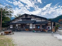 石舞台古墳と目と鼻の先にある「夢市茶屋」にてランチしようと思います。

こちらはお土産や地元の名産が購入できるのですが２階はレストランになっていました。