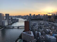 東京・築地『Ginza Creston』38F

『銀座クレストン』の「スーペリアコーナーツインルーム（30㎡）」
からの眺望（西側）の写真。

2つある窓のうち、正面の窓からは隅田川＆東京タワーが見えます。

コーナールームから見える景色の美しさに目を奪われ、
チェックインしてからあっという間に時間が過ぎていました。
ただ今の時刻はもうすぐ17時。ちょうどサンセットタイムです。

このひとつ前のブログはこちらをご覧ください↓

<Go To～もっと東京！『銀座クレストン』宿泊記 ① 
最上階の人気コーナールーム（マッサージチェア付き）からの眺望★
【銀座蟹みつ】で蟹づくし♪>

https://4travel.jp/travelogue/11658359
