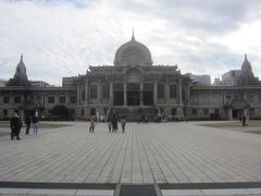 銀座4丁目の交差点の近くにある築地本願寺に来ました
築地本願寺は真宗本願寺派の直轄寺院で､ご住職も西本願寺の門主が兼ねているそう

X-JAPANのhideさんや､歌舞伎俳優中村勘九郎さんなど著名人のご葬儀が執り行われたことでも有名なお寺です(本願寺派ではなくてもここで葬儀を行えるそうなので､必ずしも本願寺派の門徒ではないそう＝場所借りてるだけなんだそうですよ)