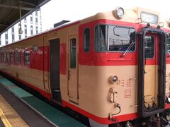 いさりび鉄道の路線は、函館駅の一つ先の駅、五稜郭駅が始発駅となりますが、
この電車は函館駅からの直通電車となります。
函館→五稜郭間は別料金。
いさりび１日きっぷは、1日乗り放題で700円ですが、
そもそも、ローカル線で本数が少なすぎるため、1往復するだけでも
お得な値段設定となっています。
なお、車両は1両編成。10時34分発です。