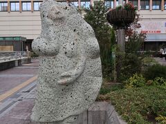 宇都宮駅西口を出ると餃子像さんがお出迎えしてくれます