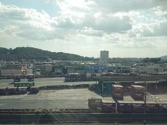 11:40 福山駅(広島県)に到達。
写真の中央奥に見える建物に「福山通運」の看板が見えます。これで広島県の福山市まで来たことに実感がわきます。