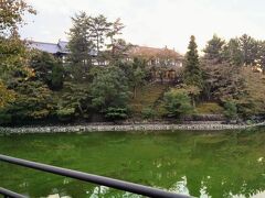 春日大社へ向かう途中、荒池越しに見る「奈良ホテル」