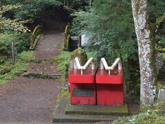 大雄山最乗寺である。道了尊(どうりょうそん)とも呼ばれる曹洞宗の寺である。

ここには天狗伝説があり、師匠・了庵慧明が最乗寺を建立するにあたり、弟子の妙覚道了が近江の三井寺から天狗の姿になって飛来し、寺の創建に助力したそうでう。また、師匠の没後、道了は寺の守護と衆生救済を誓い、天狗に姿を変じて昇天したそうで、以来、寺の守護神として祀られています。