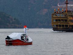 しいちゃんが寄木細工の秘密箱が欲しいというので芦ノ湖に移動しました