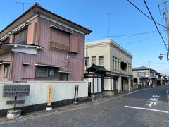 少し歩いて、「伝統的建造物群保存地区」です。
歴史的な建物が並びます。
奥の白っぽい建物は木造の洋風店舗です。