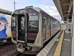 坂町駅からローカル線で今泉駅に到着しました。
