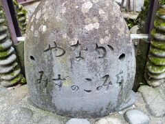 繁華街の新町から、角を曲がった所にある一本の小道にある「やなか水のこみち」。