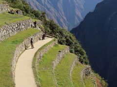 街のすぐ外側は急な段々畑になっていて、土地を有効活用してますね♪