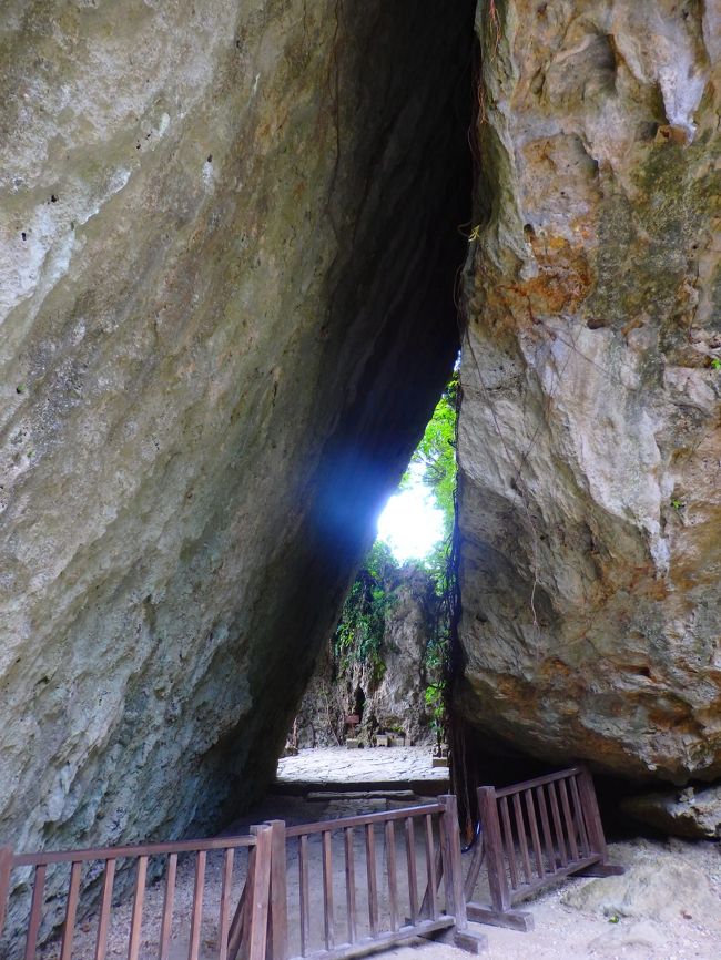 NH463 HND-OKA (7:30-10:10)で沖縄に出発です！<br />羽田空港のラウンジでジュースを頂いてから飛行機に搭乗です。<br /><br />レンタカーを借りたら斎場御嶽に行きます。<br />コロナ対策で中に入れなくなっているようです。<br />