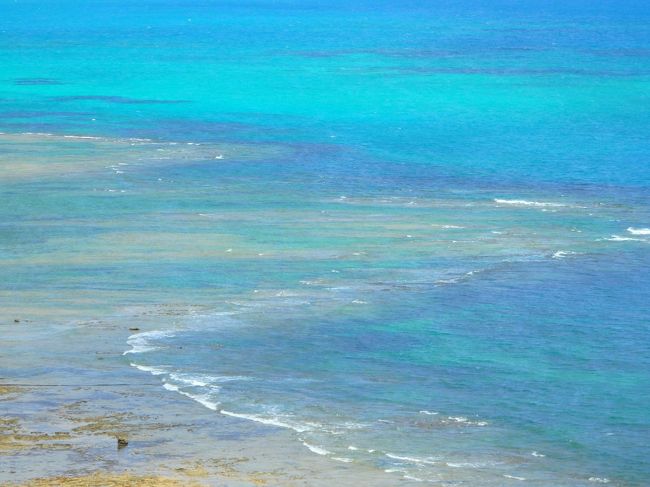 海が青いですね。<br />沖縄に来た！って感じです。