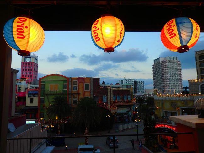 アメリカンビレッジに立地しているホテルで、アメリカンビレッジの飲食店でならサービスがあるということで、ちゅらはま食堂で夕飯です。<br />テラス席に陣取ります