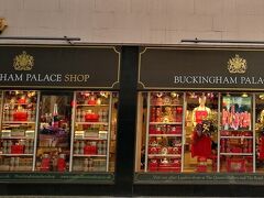 Buckingham Palace Shop/バッキンガムパレスショップ
王室の記念品をお土産に
https://www.royalcollectionshop.co.uk/shops/buckingham-palace-road.html
