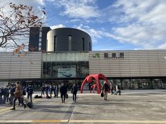 函館空港からバスでJR函館駅へ

空港シャトルバスの所要時間30分弱
途中湯の川温泉にも停まります

函館駅前の広いバスターミナルに到着します。